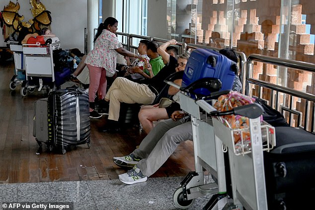 Stranded travelers cannot leave the holiday island of Bali and others cannot return to Australia due to mass flight cancellations following the eruption of Mount Lewotobi Laki-laki