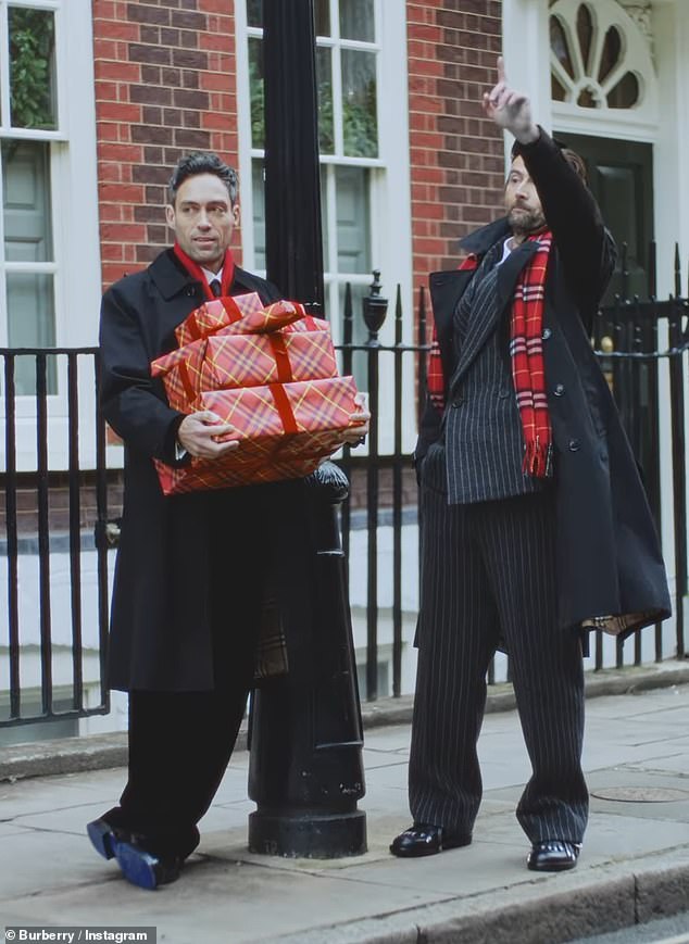 The pair were seen walking down the street with the presents, before Alex leaned against a lamppost as David hailed an iconic black London taxi