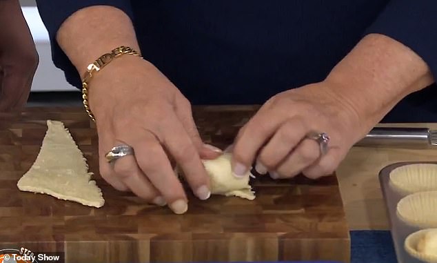 When cameras got a close-up of Donna's hands adding ingredients to a glass bowl, eagle-eyed fans noticed she was rocking a bracelet from Swift's merchandise line.