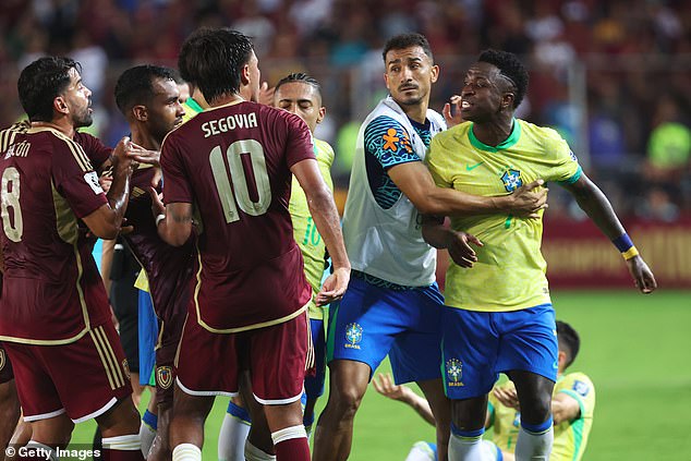 The Struggle of Vinicius Jr. for the national team continued as he missed a series of chances