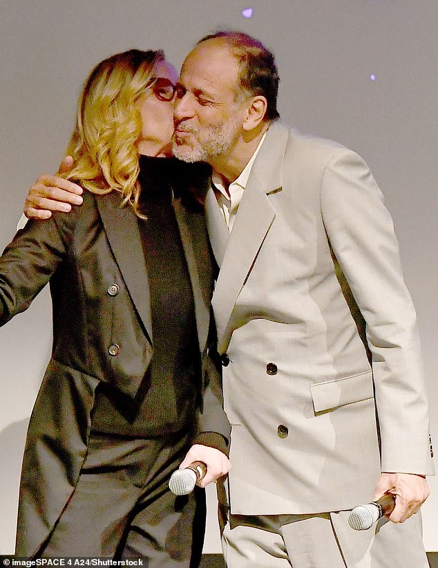 Julia looked chic in a dark gray blazer and matching trousers as she joined Luca on stage