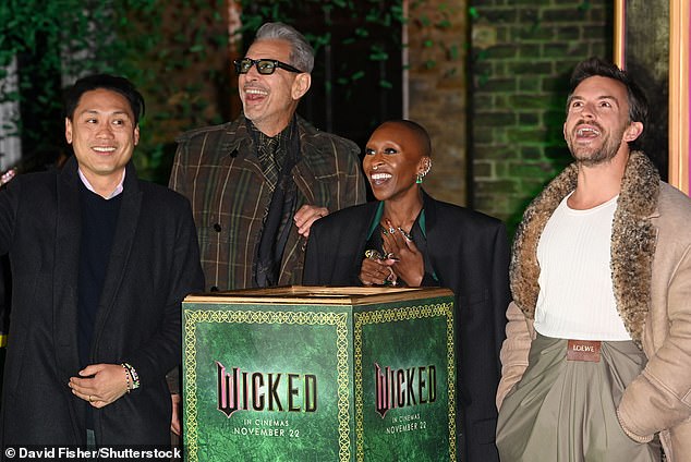 Arriving at the Royal Observatory, Cynthia posed for photos with her co-stars Jonathan, Jeff Goldblum (center left) and film director Jon M. Chu (L)