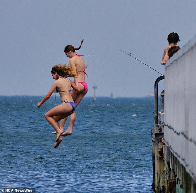 Aussies in many parts of the South East are being warned that extreme heat is coming and they should stay cool (photo of beachgoers in Melbourne)