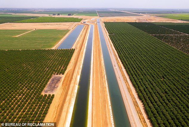 California's groundwater has been significantly reduced due to redistribution across the US due to severe droughts. In the photo: a new dug canal (left) was constructed next to the Friant-Kern Canal (right) after it had shrunk by 60 percent due to subsidence