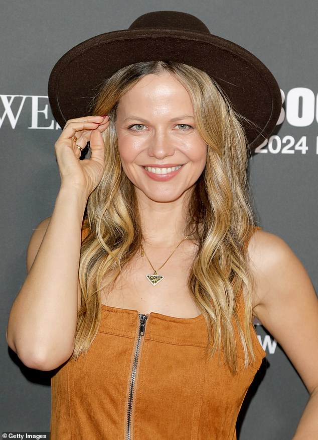 The US-based stunner looked ageless as she wore a 'country'-inspired outfit