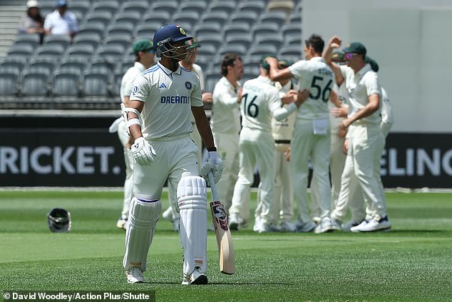 Yashasvi Jaiswal (photo, front) and Devdutt Padikkal were both dismissed for zero points