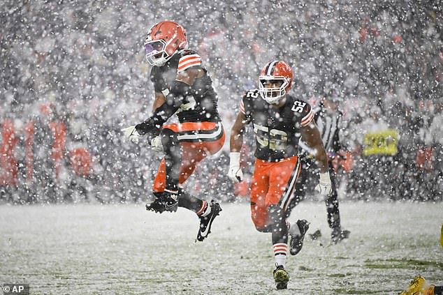 Cleveland Browns linebacker Jordan Hicks celebrates a sack with linebacker Elerson G. Smith