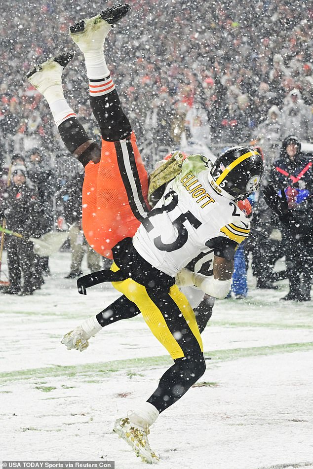 Cleveland Browns tight end David Njoku (85) catches a two-point conversion as Pittsburgh Steelers safety DeShon Elliott (25) defends during the second half at Huntington Bank Field