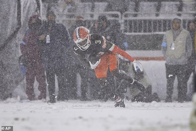 Cleveland Browns wide receiver Jerry Jeudy (3) stands up after catching a pass during the win