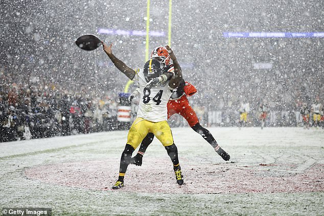 Grant Delpit #9 of the Cleveland Browns deflects a pass intended for Cordarrelle Patterson