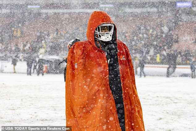 Cleveland Browns tight end Jordan Akins (88) walks back to the locker room after the win