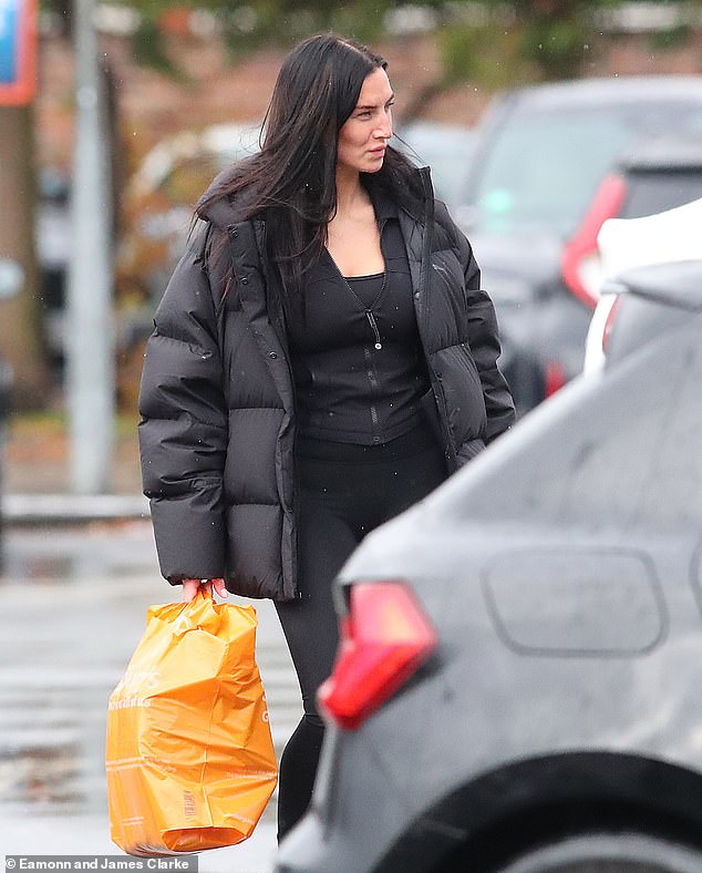 The mother-of-four, 33, looked effortlessly stylish in a black zip-up jumper and matching figure-hugging leggings