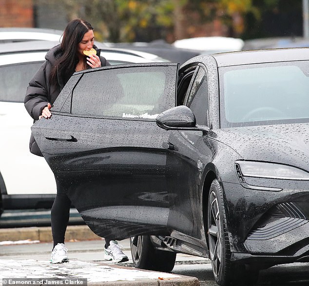 As she climbed into the driver's seat of the £50,000 vehicle, she once again showed off her ringless wedding finger amid her ongoing divorce battle.