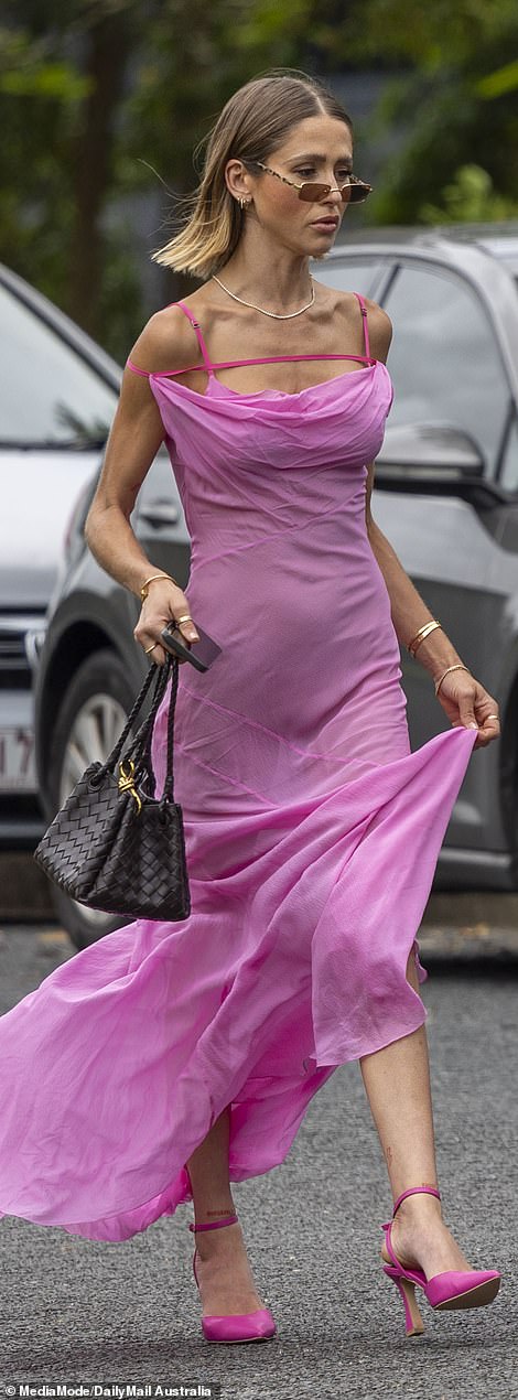 She paired her cheerful outfit with pink heels and a black woven Bottega Veneta handbag