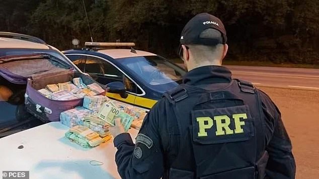 Authorities recovered 70,700 euros, 41,490 dollars and 131,596 dollars of Brazilian currency