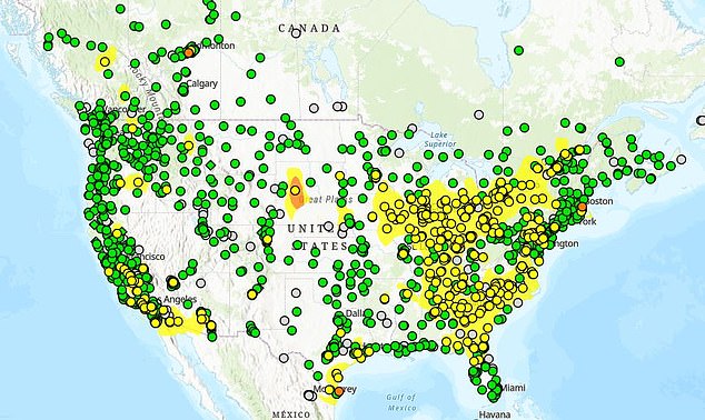 An EPA map shows nationwide PM2.5 levels on November 18, with green dots representing 'good' air quality and yellow dots representing 'moderate' pollution levels