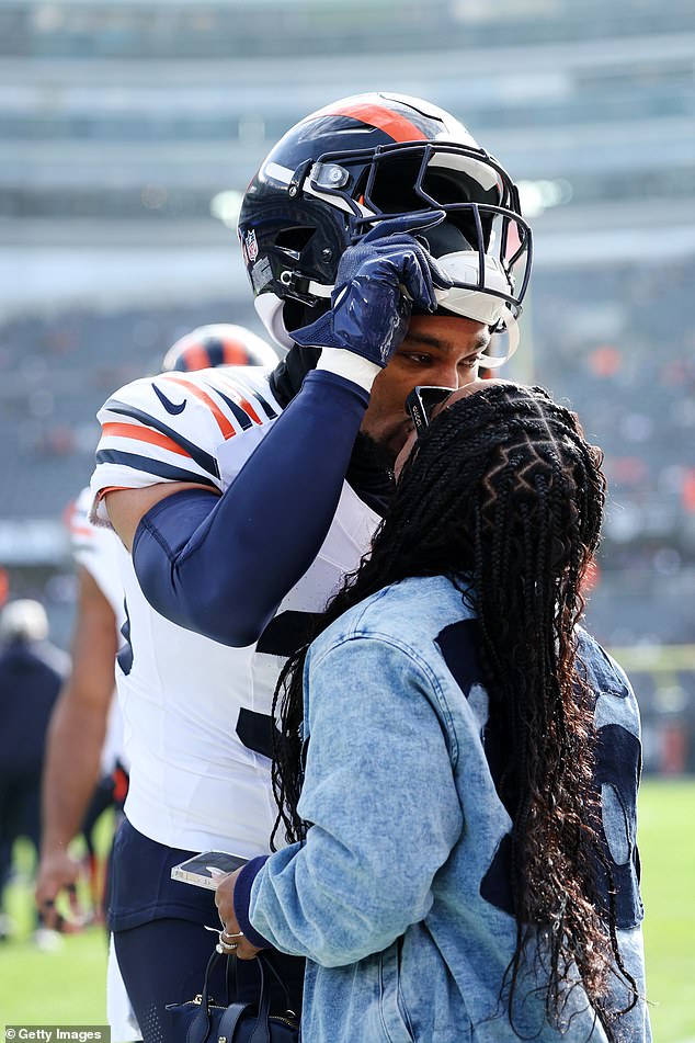 Biles and Owens share a kiss before the Bears and Vikings kick off at Soldier Field