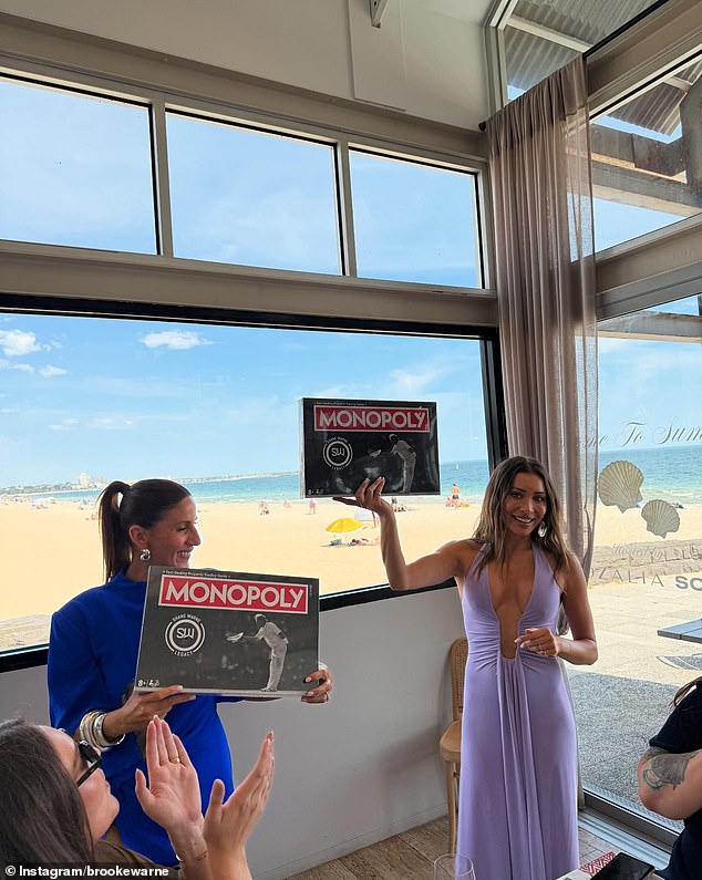 At one point during the event, she even gifted Rozalia and fellow influencer Lana Wilkinson a Shane Warne edition of the Monopoly board game. Both shown