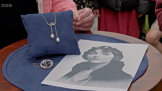 The guest presented a necklace, a brooch and a black and white photo of a glamorous woman