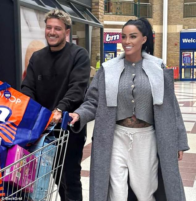 Katie and JJ were all smiles as they shopped together