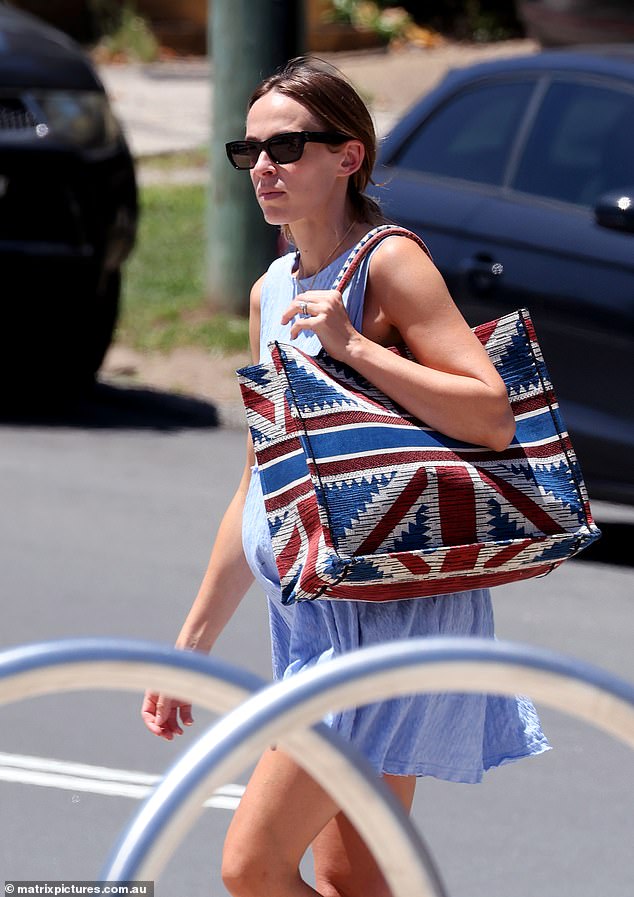 She had earlier arrived at the popular Eastern Suburbs beach wearing a loose baby blue mini dress and carrying a tote bag