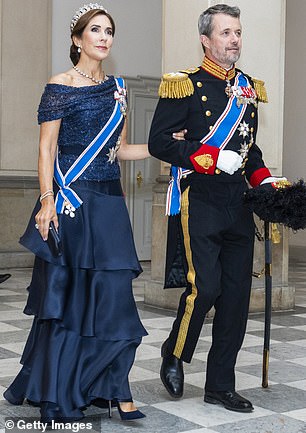 For the latest evolution of this dress, in 2024, the overall impression is of classic glamour, while the shape of the skirt gives a unique twist: perfect for a modern monarch