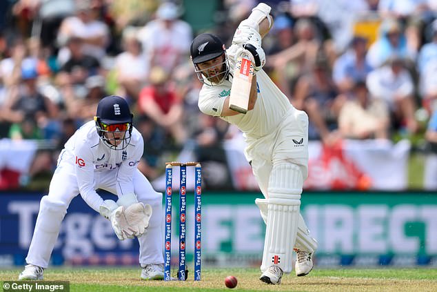 A typically classy 93 from Kane Williamson helped New Zealand end the day at 319 for eight