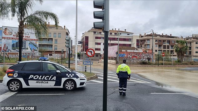 Alicante airport is still sending and receiving passenger planes, although dozens of flights have been delayed, many of which come from Britain