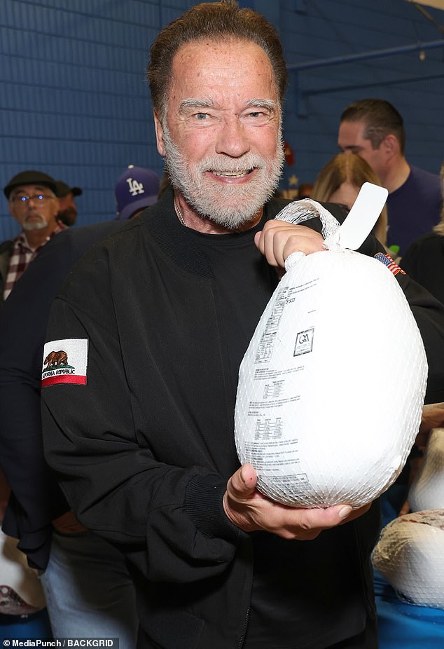 Arnold Schwarzenegger gave back to his community this week when he handed out turkeys in Los Angeles