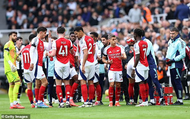 Saka emphasized that it is important that Arsenal stay together after the defeat