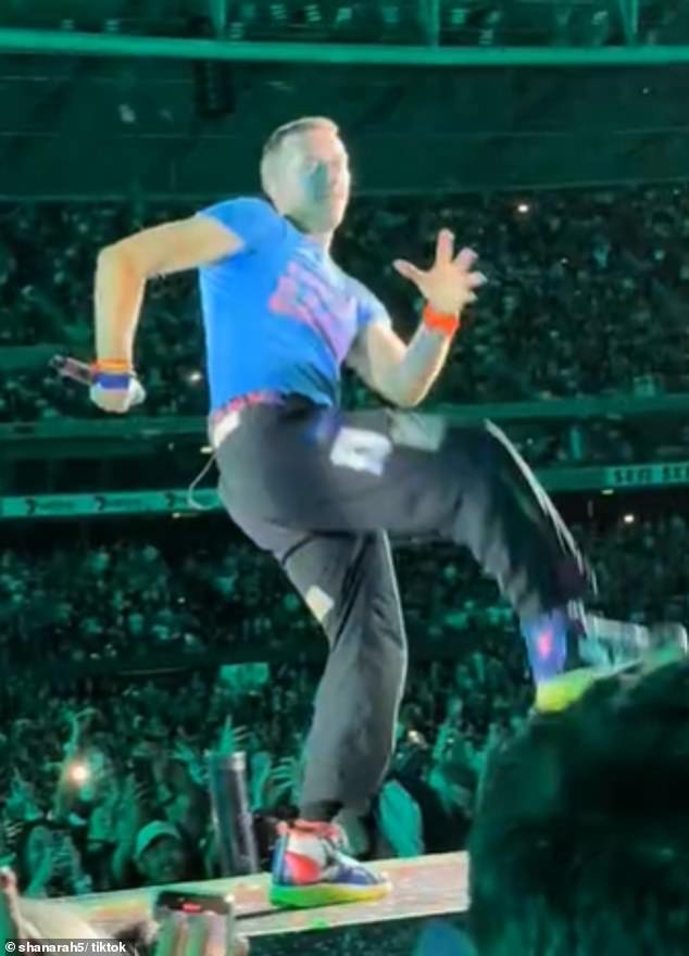 Coldplay fans have hilariously compared frontman Chris Martin's dance moves to those of an iconic Australian TV character