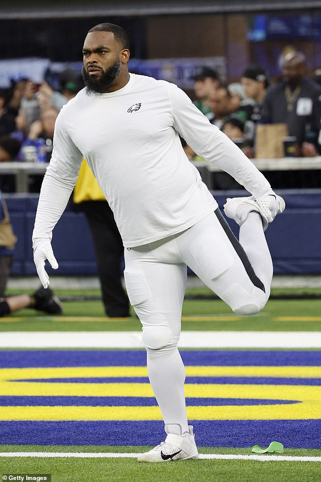 Brandon Graham warms up ahead of the Eagles' win over the Rams on Sunday