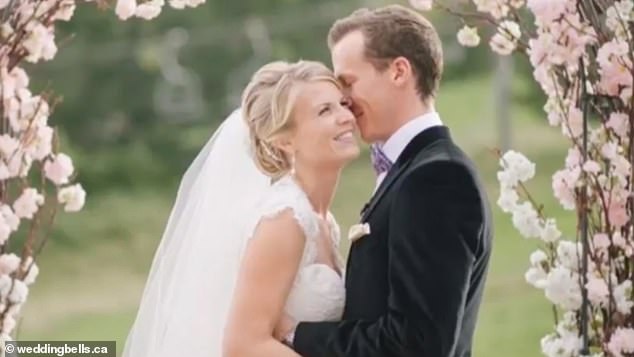 Ashley and James Schwalm were married at Craigleith Ski Club, and the bride arrived by horse and cart