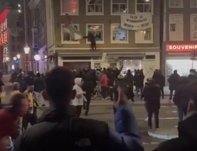 Israeli football hooligans tear down Palestine flags in Amsterdam as