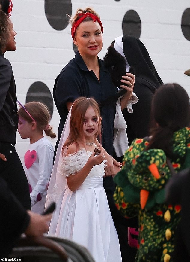 Kate Hudson got into the Halloween spirit and dressed up in costume to take her mini-me daughter trick-or-treating in Los Angeles on Thursday night