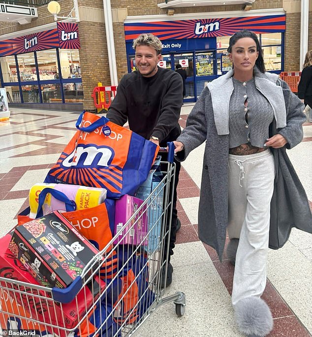 The former glamor model, 46, helped the MAFS star push the trolley out of the store after picking up dog and cat food, toilet rolls and a large box of Coca-Cola