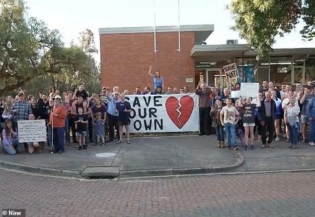 The small town of Natimuk fears it will 'die' if Mount Arapiles is closed to mountaineers (photo, locals protest)