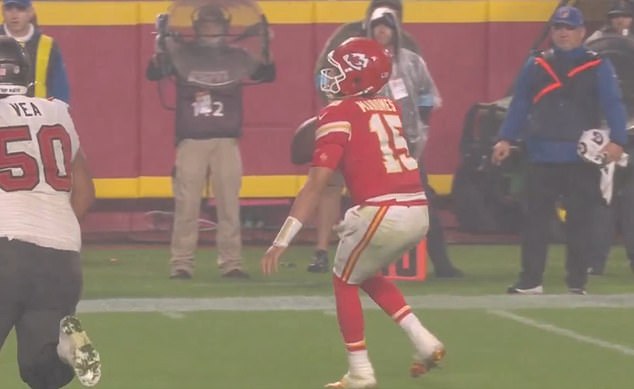 Patrick Mahomes banged his left leg during the Chiefs' game against the Buccaneers on Monday