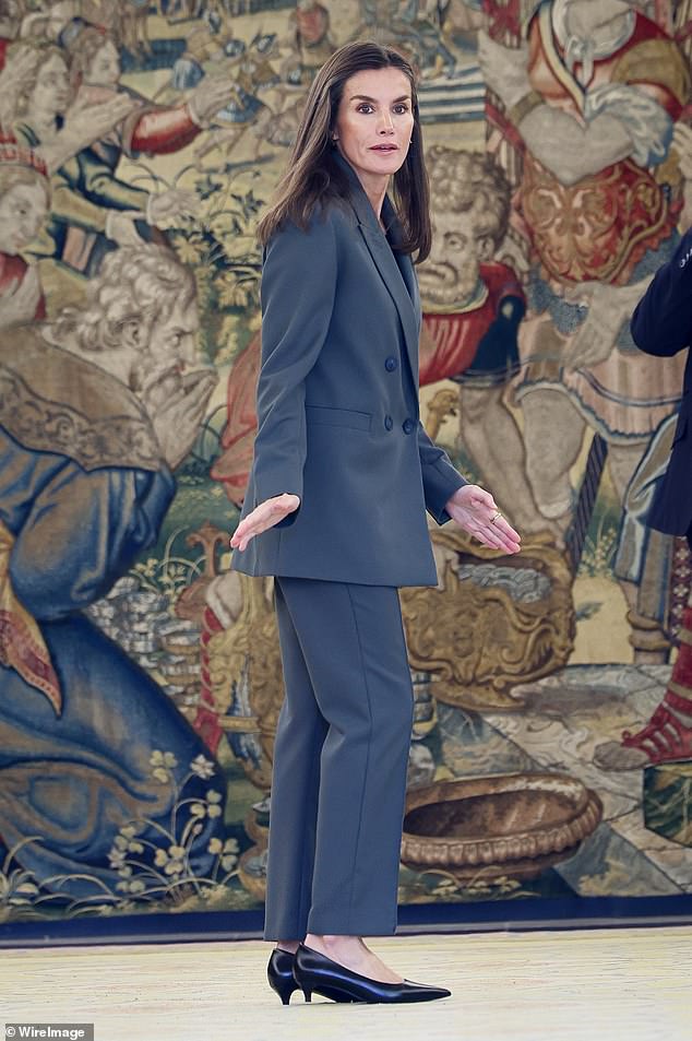 Letizia, 52, wore a somber colored suit at the Zarzuela Palace today. The oversized blazer and high pleated trousers are from the Spanish clothing brand Bimba y Lola