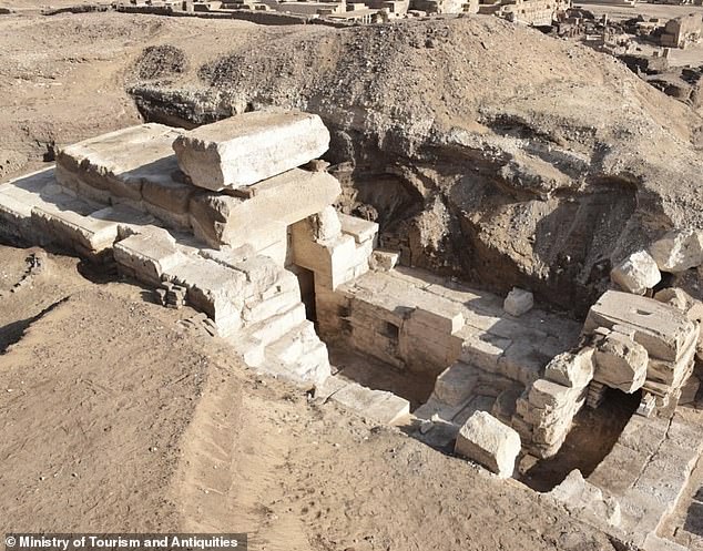 The entrance leads to a previously unknown room, probably a storage room for temple utensils and amphora - a storage vessel typical of the ancient world