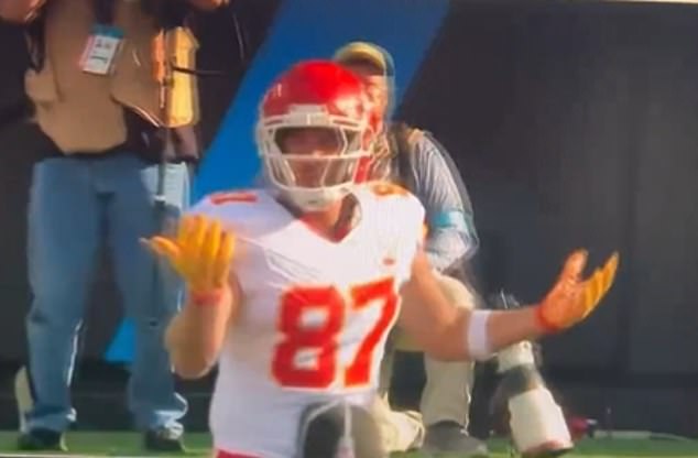 Travis Kelce looked up at Patrick Mahomes in frustration after an inaccurate pass Sunday