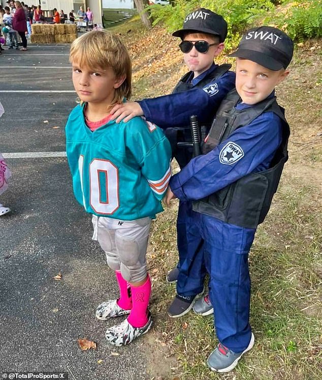 NFL star Tyreek Hill responded to a Halloween costume that re-enacted his Week 1 arrest in Miami