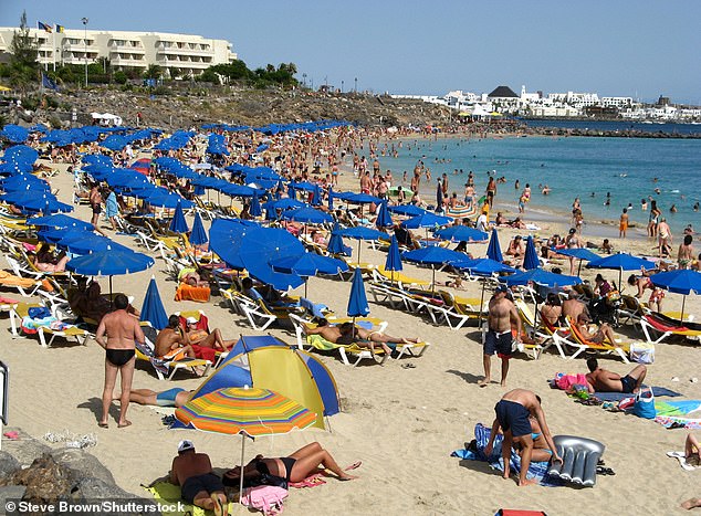 Doctors are still urging vulnerable travelers to get vaccinated against both flu and Covid before visiting the Canary Islands (photo Lanzarote) to avoid serious illness and pressure on emergency services