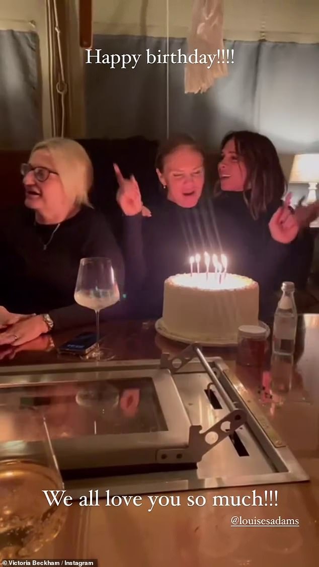 The fashion designer, 50, her mother, Jackie, and her sister enjoyed a meal at a restaurant where they sang in front of a cake