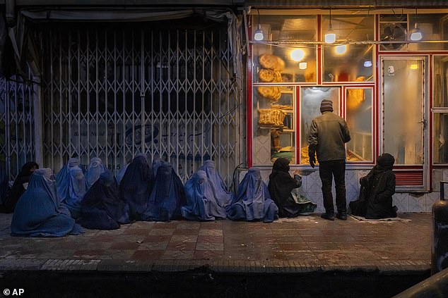 File photo of women and children begging for bread outside a bakery in central Kabul, Afghanistan, January 14, 2022