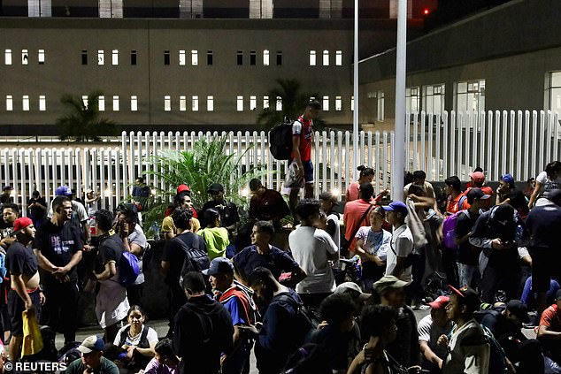 Migrants gathered on Sunday evening in Tapachula, a city in the southern Mexican state of Chiapas, opposite Guatemala, before beginning to march towards the northern border area opposite the United States.