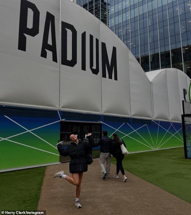 In one fell swoop, Anna beamed and struck a silly pose outside the Padium Padel Club in London, ahead of a workout