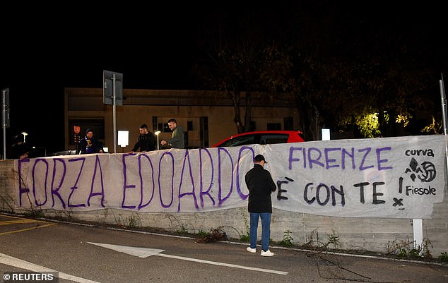 Later in the evening, Fiorentina fans hung a banner outside Careggi Hospital in support