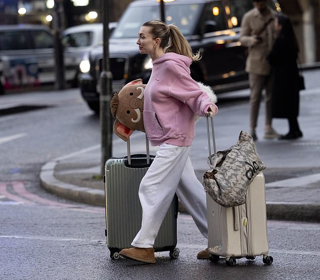 Kate carried a big cuddly toy and pulled suitcases and bags with her as she left the flat