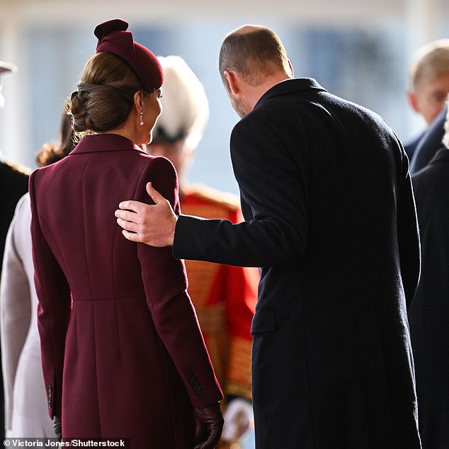 It was a pleasure to see Kate looking so happy and good, Prince William only once discreetly placed a reassuring hand on her shoulder, but otherwise happily allowed his wife to continue doing what she does best: shine